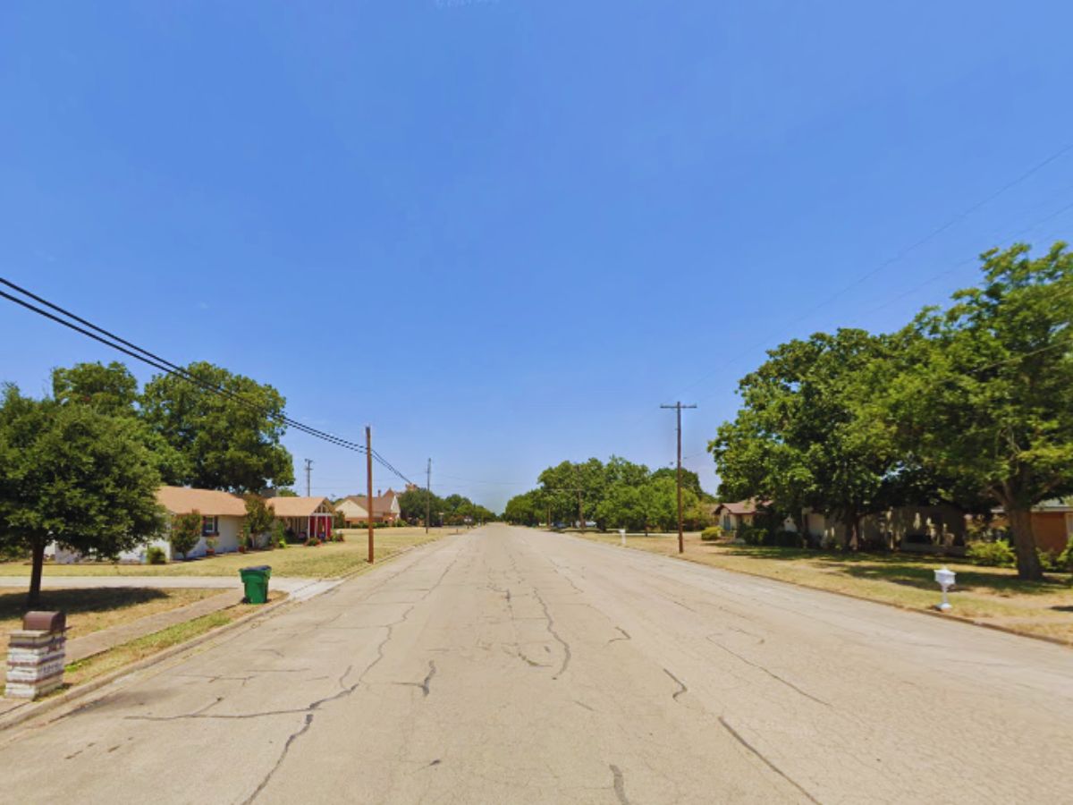 1213 W 6th St, McGregor, TX
