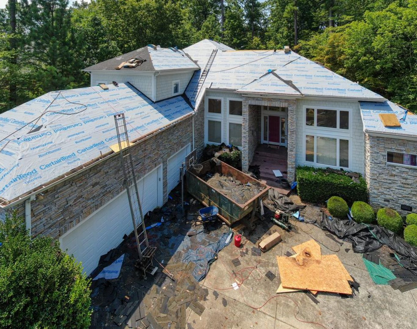 Reliable roofing company in Itasca, TX providing residential and commercial roofing services